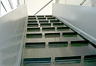 Gurtförderer mit Querstollen